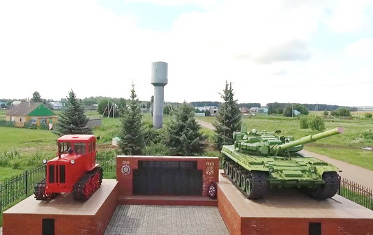 танк и трактор мемориал в  селе Симетбаш